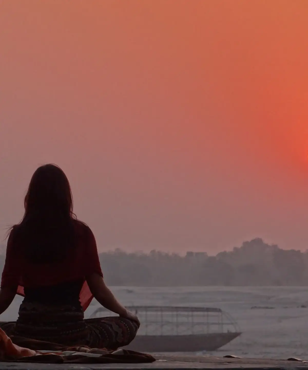 Práctica de yoga en la naturaleza durante un retiro espiritual en España