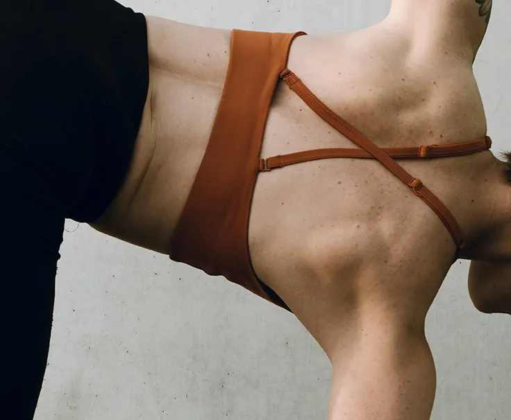 Práctica de yoga en interior - Disciplina Dipika Yoga